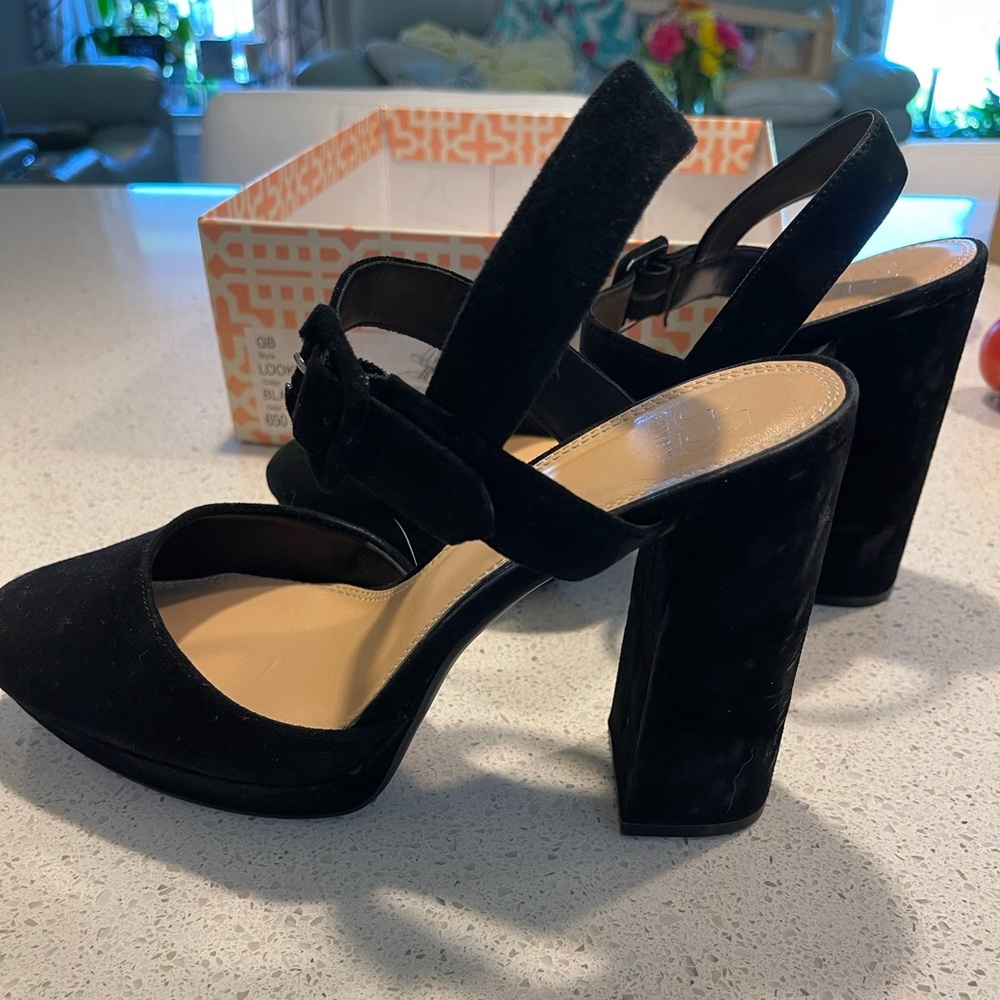 Gianni Bini “lookin sharp” black suede heels